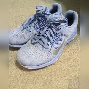 Nike women's Zoom Winflo 5 running shoes color lilac size 7.5